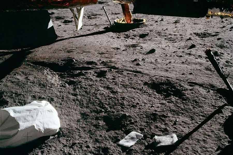 What problems did Apollo 11 mission crew faced in the moon 