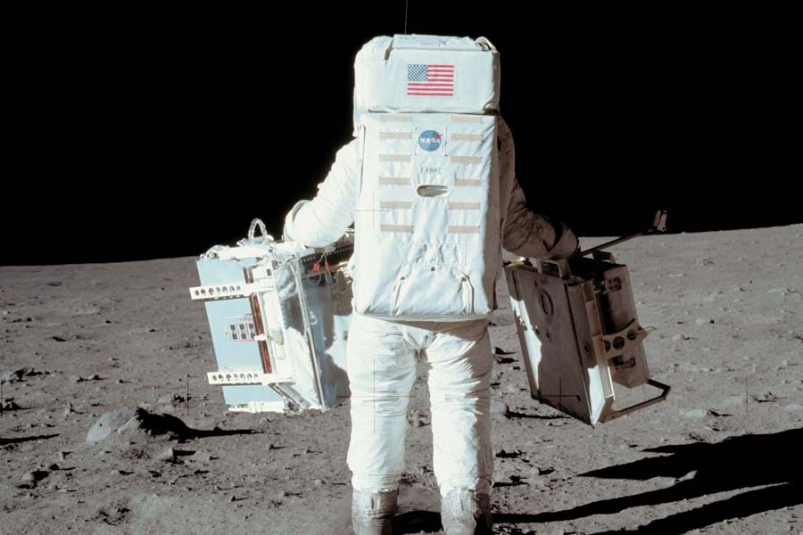 What problems did Apollo 11 mission crew faced in the moon 