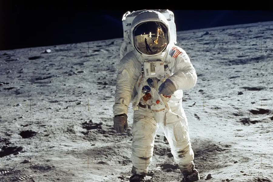 What problems did Apollo 11 mission crew faced in the moon 