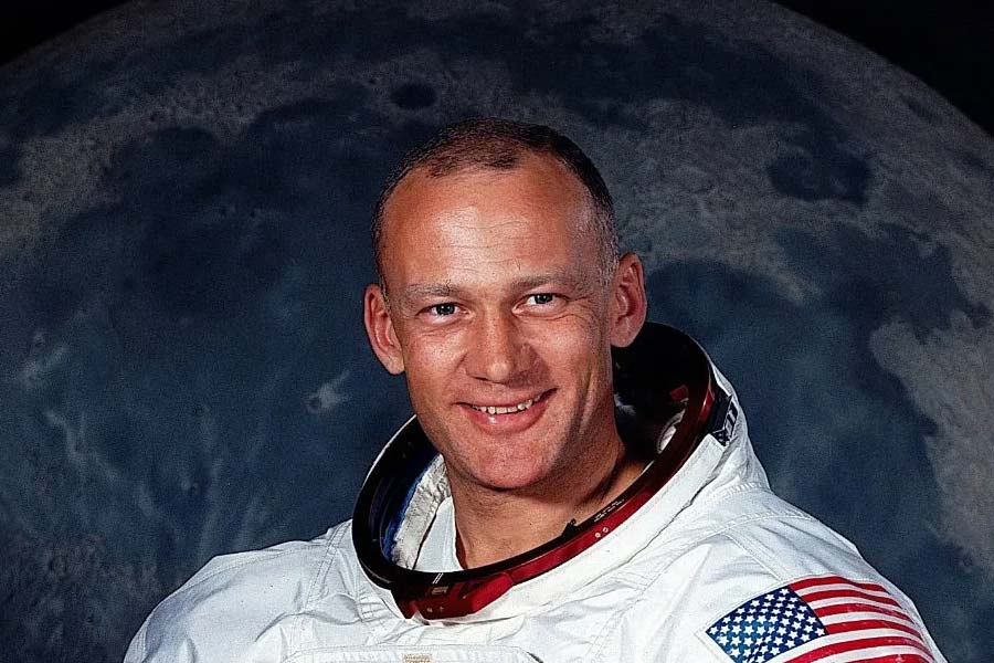 What problems did Apollo 11 mission crew faced in the moon 