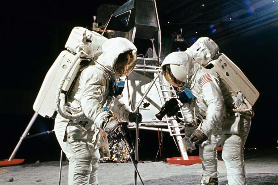 What problems did Apollo 11 mission crew faced in the moon 