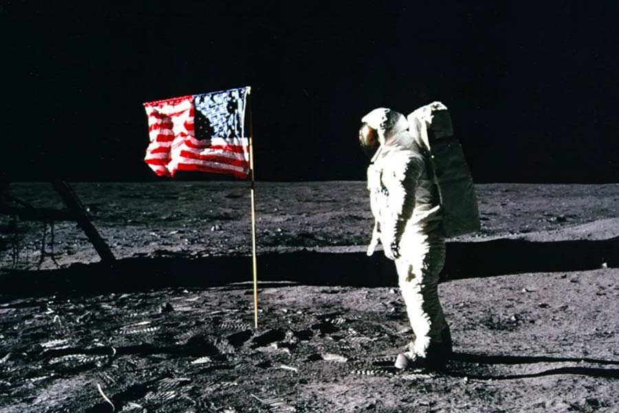What problems did Apollo 11 mission crew faced in the moon 