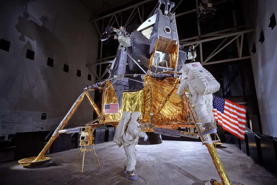 What problems did Apollo 11 mission crew faced in the moon 