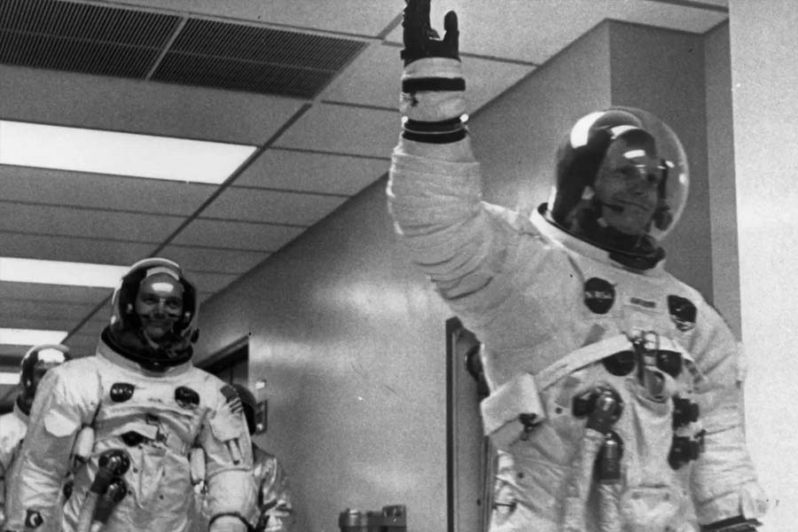What problems did Apollo 11 mission crew faced in the moon 