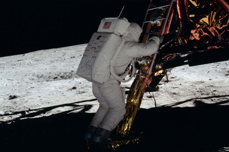 What problems did Apollo 11 mission crew faced in the moon 