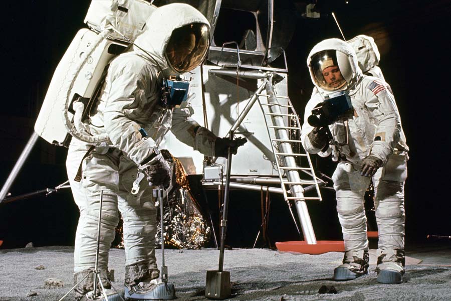 What problems did Apollo 11 mission crew faced in the moon 