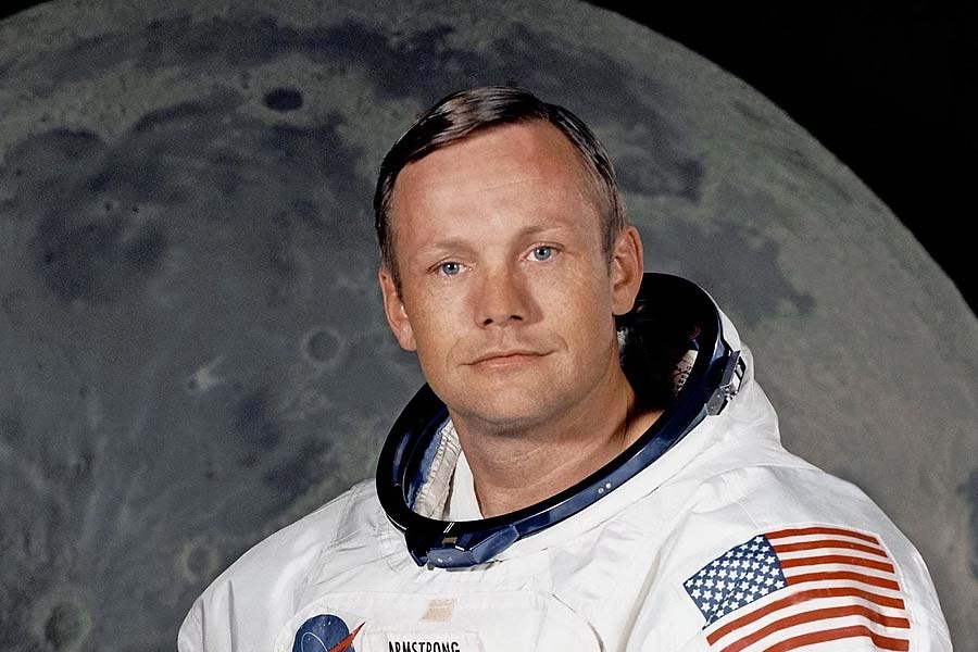 What problems did Apollo 11 mission crew faced in the moon 