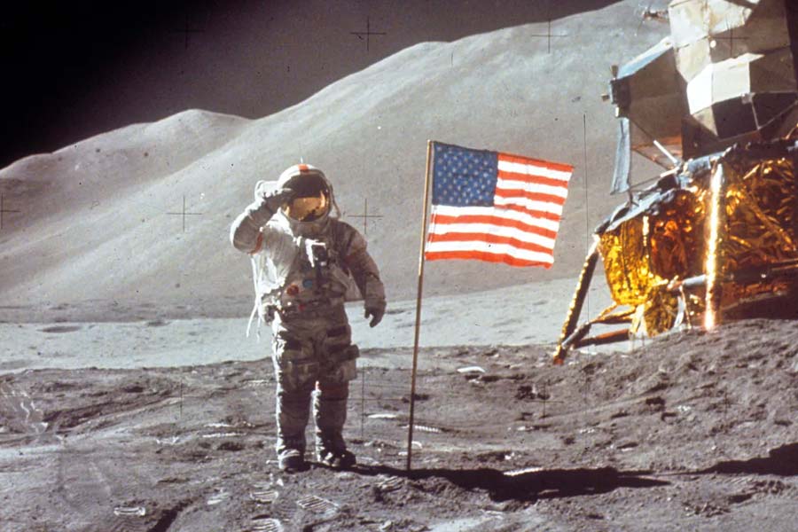 What problems did Apollo 11 mission crew faced in the moon 