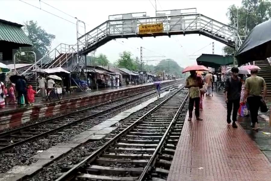 Train Movement controlled in Sealdah-Bangaon route due to land subsidence