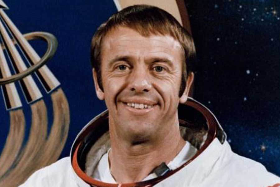 মহাকাশচারীর গায়ে তখন স্পেসস্যুট। সেই পোশাক ছেড়ে মহাকাশযান ছেড়ে বেরিয়ে লঞ্চ প্যাডে নামা, তার পর সেখান থেকে মাইলখানেক দূরে শৌচাগারে যেতেই আধ ঘণ্টার বেশি সময় লেগে যাবে! ফিরতেও সময় লাগবে ততটাই। ‘সামান্য’ কাজের জন্য দেশের মহাকাশ অভিযানের সময় এক ঘণ্টা পিছিয়ে দেবেন, এমন মানুষ নন মহাকাশচারী অ্যালান শেপার্ড। ‘অর্ডার’ শুনে তাই তিনিও ‘চেপে বসে থাকা’রই সিদ্ধান্ত নিলেন।