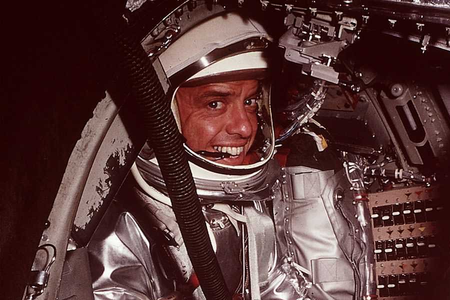 কিন্তু ‘সামান্য’ কাজটি যে মোটেই সামান্য নয়, তা বুঝলেন মিনিট দশ পেরোনোর পরই। তখনও মহাকাশযান রওনা হয়নি। তখনও চলছে প্রস্তুতি। অ্যালান বুঝলেন আগামী ১৫ মিনিটের একটি মুহূর্তও তিনি কোনও কাজে মন দিতে পারবেন না, যদি এই মুহূর্তে ভারমুক্ত না হন।