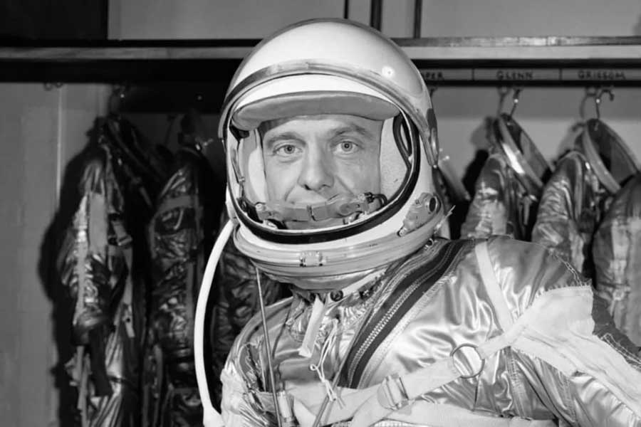 ১৯৬১ সালের ঘটনা। ওই বছরই মহাকাশে প্রথম মানুষ পাঠিয়েছিল নাসা। অ্যালান ছিলেন বিশ্বের প্রথম মহাকাশচারী। ঐতিহাসিক মুহূর্তের আগে নাসার হয়ে তাঁর প্রথম মহাকাশ ভ্রমণের আগেই ঘটে এই ঘটনা। ফলে যা হওয়ার তাই হয়েছিল।