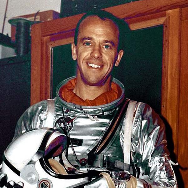 সে দিন লঞ্চপ্যাডে মহাকাশযানের ভিতর অপেক্ষা করতে করতেই নিজের প্যান্ট ভেজাতে বাধ্য হয়েছিলেন অ্যালান। চিরতরে সিক্ত হয়েছিল মানুষের মহাকাশ ছোঁয়ার ইতিহাস। তবে ওই ঘটনার পরই নাসার টনক নড়ে।