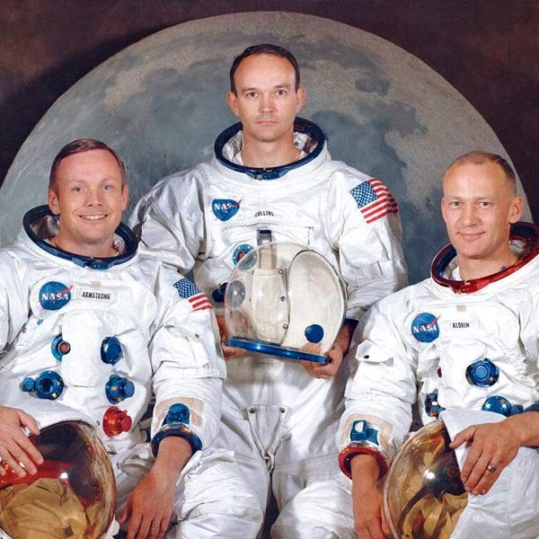 অ্যালানের ঘটনাটি ঘটেছিল ষাটের দশকের শুরুতে। নাসার তথ্য বলছে সত্তরের দশক শুরুর মুখেও মহাকাশযানে শৌচের সমস্যা নিয়ে অভিযোগ এসেছিল নাসার কাছে। অভিযোগ করেছিলেন দুই চন্দ্রাভিযাত্রী নিল আর্মস্ট্রং এবং ‘বাজ’ এডউইন অলড্রিন। 