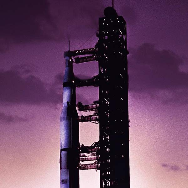 নাসার তথ্য অনুযায়ী অ্যাপোলো ১১ চন্দ্রাভিযানে ১৯৬৯ সালের মাঝামাঝি চাঁদে পদার্পণ করেছিলেন নিল এবং বাজ। তাঁদের শৌচের জন্য পিছনে আঠা দিয়ে সেঁটে নিতে হত বর্জ্য সংগ্রহের ব্যাগ।