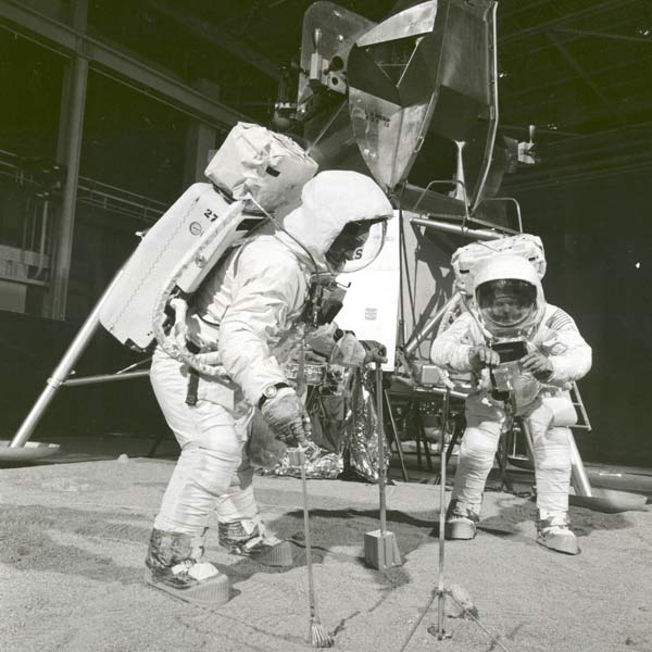 আর মূত্র সংগ্রহের জন্য ছিল এক ধরনের যন্ত্র। যা আসলে একটি পাইপের মুখে আটকানো কন্ডোম বা নিরোধের মতো দেখতে প্যাকেট। জরুরি কাজ শেষ হলে স্রেফ একটি নব ঘোরালেই সংগৃহীত তরল পৌঁছে যেত মহাশূন্যে।  