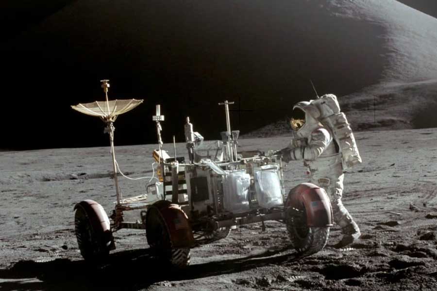 দীর্ঘ দিন মহাকাশচারীদের পিছনে ব্যাগ আটকানোর এই পদ্ধতি চালু ছিল। কিন্তু এই ব্যাগগুলি কোথায় যেত? এই সব ব্যাগ কি নিয়ে ফিরে আসতেন মহাকাশচারীরা? না কি মহাশূন্যে ফেলে আসতেন? 