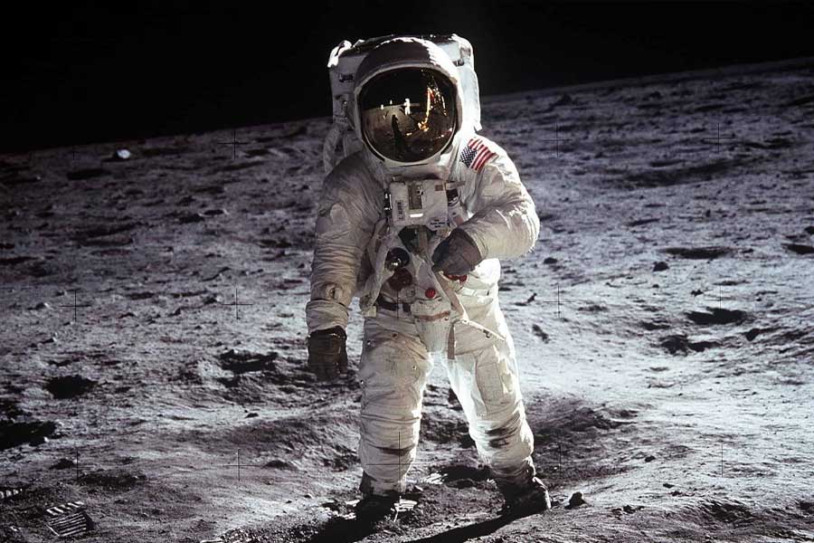 নাসা জানাচ্ছে, প্রত্যেকটি এই ধরনের ব্যাগের সঙ্গে থাকত আঙুলের ঢাকনা। জরুরি কাজ শেষ হলে হাতে আঙুলের ঢাকনা গলিয়ে ব্যাগ খুলে নিজের বর্জ্যের সঙ্গে জীবাণুনাশক মেশাতে হত মহাকাশচারীদের। যাতে মুখ বন্ধ ব্যাগে ব্যাকটেরিয়া থেকে গ্যাস না তৈরি হয়। কারণ তা হলে ব্যাগ ফেটে যাওয়ার সম্ভাবনাও থাকবে। 