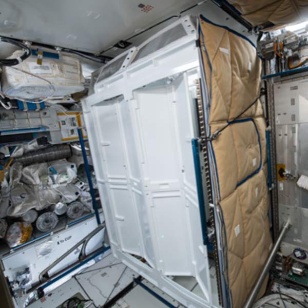 পৃথিবীর মাটিতে যেমন ছোটখাটো ‘পাবলিক টয়লেট’ থাকে এখন মহাকাশ স্টেশনেও রয়েছে তেমনই চারপাশ ঘেরা দরজা বন্ধ করার সুবিধা সম্পন্ন টয়লেট। এই টয়লেটগুলোই ১৯০ কোটি ১১ লক্ষ টাকার সমান অর্থ ব্যয় করে বানিয়েছে নাসা।