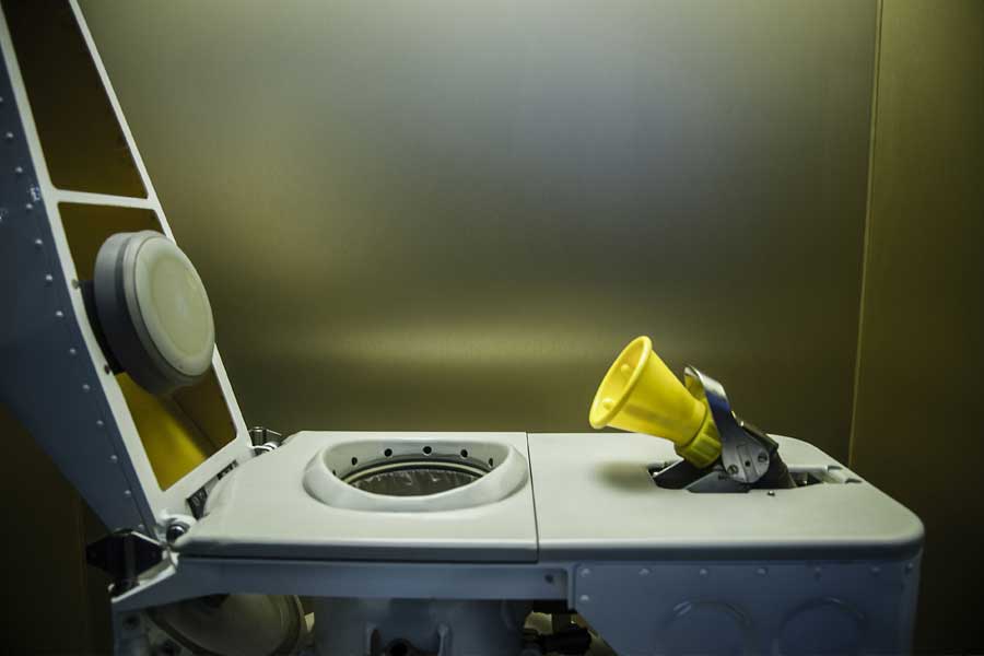 এই পদ্ধতিই চালু ছিল দীর্ঘ দিন। পরে আন্তর্জাতিক মহাকাশ স্টেশন তৈরি হওয়ার পর শৌচাগার তৈরিতে মন দেয় নাসা। তৈরি হয় মহাকাশযানে ব্যবহারের বিশেষ ধরনের শৌচাগার। যাতে থাকবে বর্জ্য টেনে নেওয়া জোরালো ক্ষমতা। তার পর দ্রুত তাকে ব্যাগবন্দি করে সরিয়ে ফেলার ক্ষমতাও। 