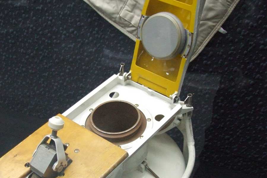 মহাকাশ স্টেশনে মাধ্যাকর্ষণ কাজ করে না। ফলে তরল বা কঠিন যে কোনও বস্তু আলগা থাকলেই তা ছিটকে যেতে পারে যে কোনও প্রান্তে। তাই টয়লেটে বসার সময় মহাকাশচারীদের বেল্ট দিয়ে বেঁধে রাখতে হত নিজেকে। তবে এই পদ্ধতি আরও উন্নত হয় ২০১৮ সালের পর।  