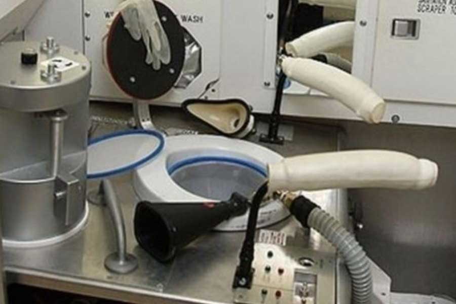 এই শৌচ যন্ত্রে দু’টি অংশ থাকে। একটি অংশে থাকে পাইপের সঙ্গে জোড়া ফানেল। বাকিটা একটি স্টিলের টানেলের মতো ঢাকনা দেওয়া অংশ। এর উপরেই হাতে, পায়ে এবং শরীরে বেল্ট বেঁধে বসতে হয় মহাকাশচারীদের। যাতে কোনও ভাবেই টানেলের মতো অংশটির কোনও অংশ ফাঁকা না থাকে। 