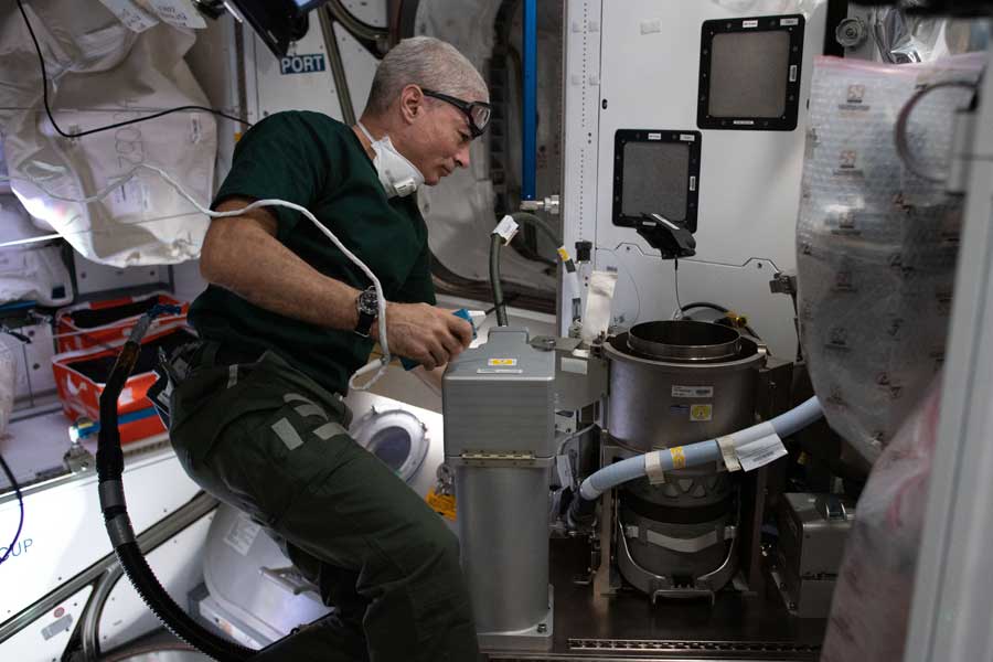 স্টিলের টানেলটির ঢাকনা খুললেই স্বয়ংক্রিয় ভাবে শুরু হয়ে যায় সাকশন প্রসেস অর্থাৎ যে কোনও বস্তুকে টেনে নেওয়ার প্রক্রিয়া। যাতে শূন্য মাধ্যাকর্ষণের জন্য কোনও দূষিত বস্তু কোনও ভাবেই ভিতরে ভেসে না বেড়ায় এবং যাতে কোনও দুর্গন্ধ বাইরে এসে মহাকাশ স্টেশনের আবহাওয়াকে দূষিত না করে।