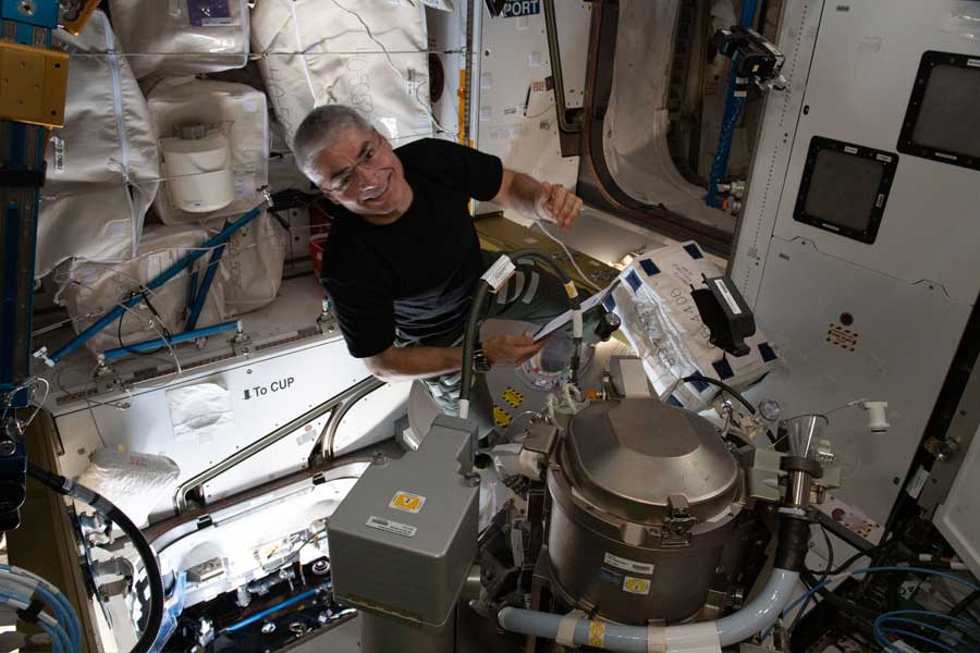 প্রস্রাবের জন্য অবশ্য থাকে আলাদা ব্যবস্থা। মহাকাশচারীদের প্রস্রাবকে শুদ্ধ করে আবার মহাকাশযানে বা মহাকাশ স্টেশনে পানীয় জল হিসাবে ব্যবহার করা হয়। মহাকাশচারীরা ব্যাপারটিকে মজা করে বলেন, ‘‘আজকের কফি আসলে কালকের কফি।’’ কিন্তু কঠিন বর্জ্যগুলির কী হয়?