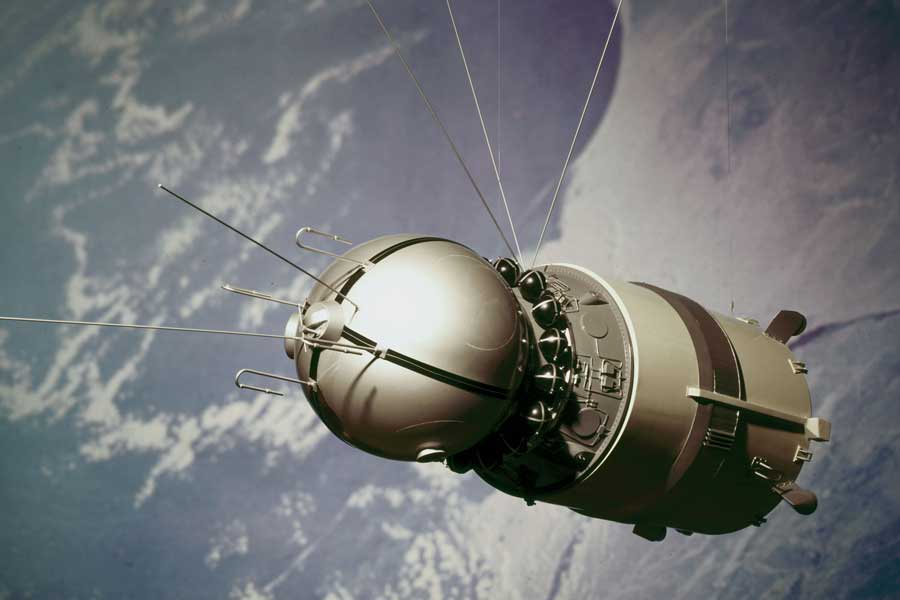 নাসা জানাচ্ছে, এই বর্জ্যগুলিকে ব্যাকটেরিয়া মুক্ত করে ব্যাগে ভরে রেখে দেওয়া হয় মজুতের জায়গায়। পরে তা ফিরিয়ে আনা হয় পৃথিবীতে। মহাকাশ স্টেশনের ক্ষেত্রে পৃথিবী থেকে জিনিসপত্র নিয়ে আসে রাশিয়ার তৈরি প্রোগ্রেস স্পেসক্র্যাফট। তাতেই তুলে দেওয়া হয় ওই সমস্ত ব্যাগ।