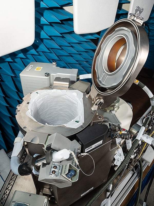 ভিতরে রয়েছে একটি ভ্যাকুয়াম টয়লেট। যার আকার লম্বাটে সিলিন্ডারের মতো। পরিধি অনেকটা সাধারণ মাপের থালার আকৃতির।