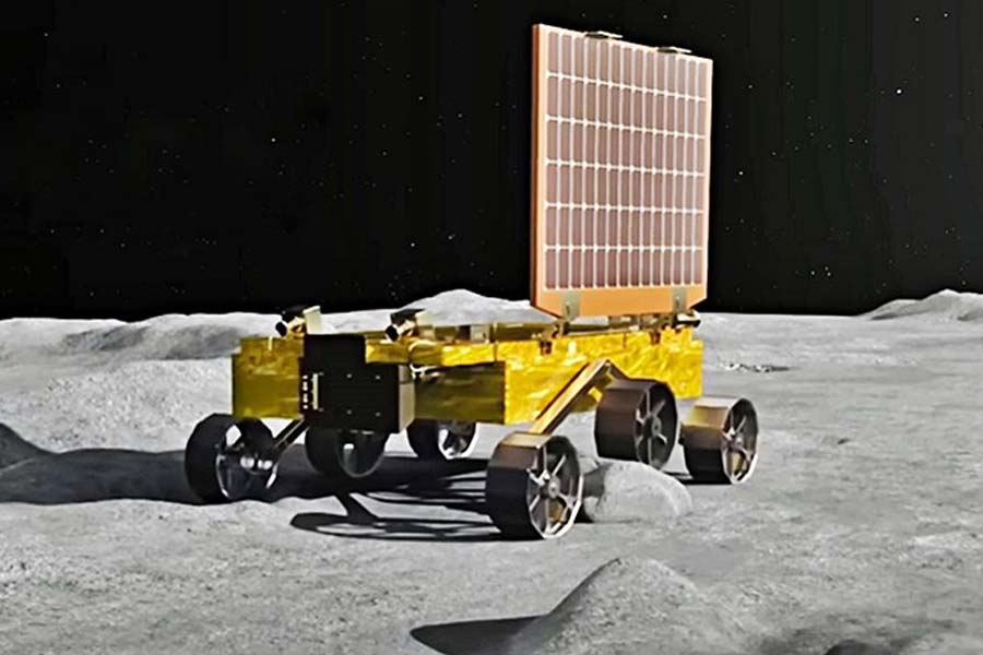 চাঁদে ভোর হতেই ল্যান্ডার ‘বিক্রম’-এর দরজা খুলে বেরিয়ে এসেছিল সে। অভিযাত্রী যান ‘প্রজ্ঞান’। তার পর গুটি গুটি পায়ে শুরু করে দিয়েছিল নিজের কাজ। ভারতীয় মহাকাশ গবেষণা কেন্দ্র ইসরো জানিয়েছে, সময়েই চলছে চন্দ্রযান-৩ অভিযান। সমস্ত যন্ত্র প্রত্যাশিত এবং স্বাভাবিক ভাবেই কাজ করছে। 