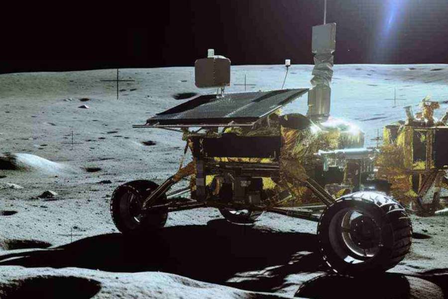 বুধবার ভারতীয় সময় সন্ধ্যা ৬টা ৪ মিনিটে চাঁদের বুকে পা রাখে ল্যান্ডার বিক্রম। চাঁদে ভোর হতেই ল্যান্ডার থেকে মাটিতে নেমে আসে রোভার প্রজ্ঞান। তার পরেই ধীরে ধীরে কাজ শুরু করে সে।