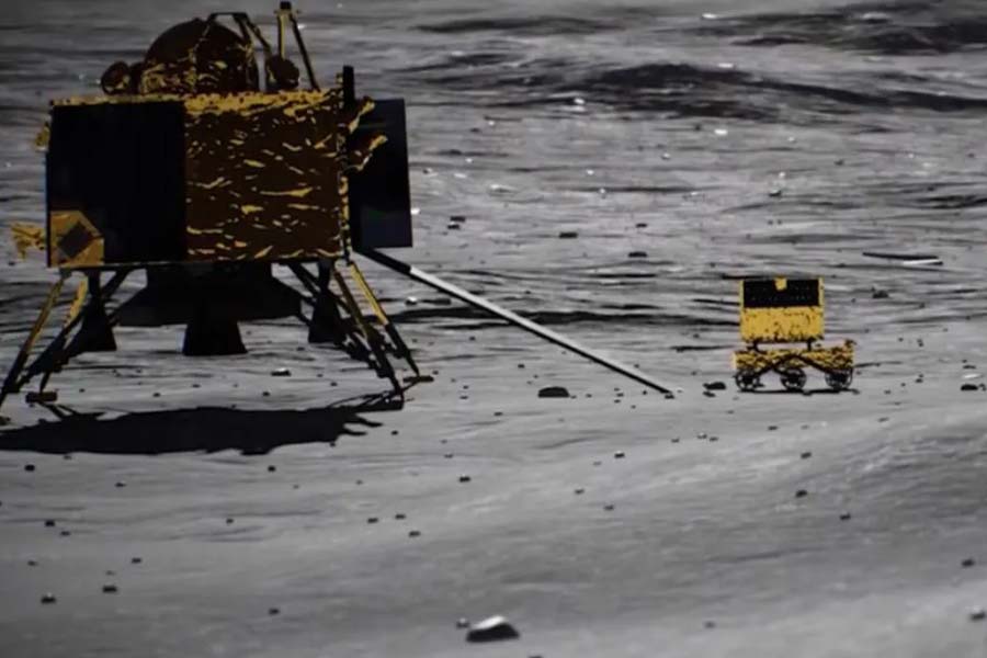 ইসরোর চেয়ারম্যান এস সোমনাথ জানিয়েছেন, পরের ১৪ দিন এই রোভার চাঁদের খনিজের গঠন, ভূকম্পনজনিত কার্যকলাপ পরীক্ষা করবে। 