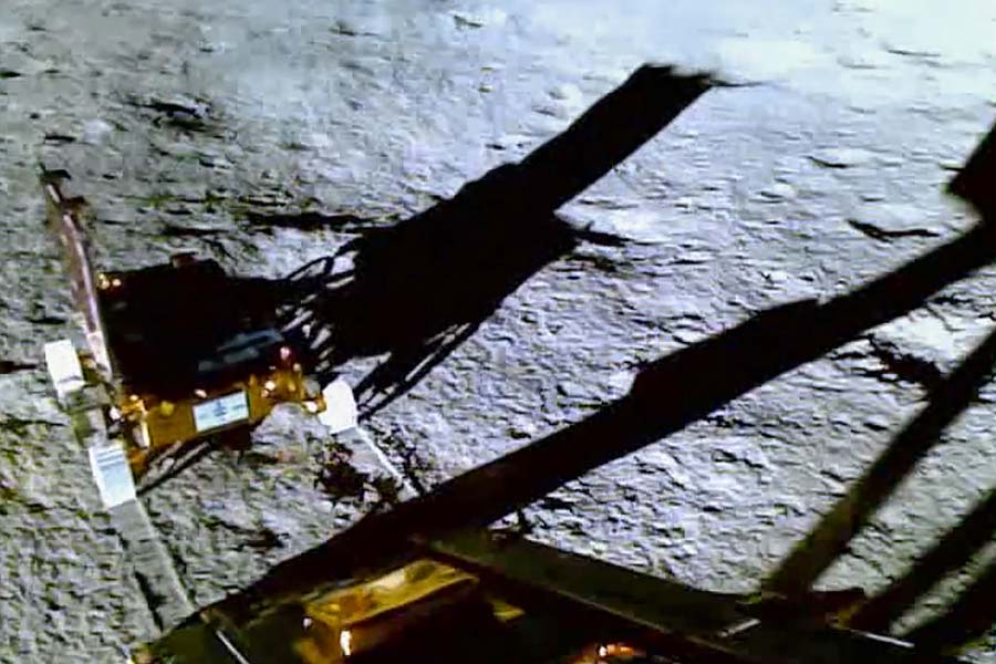 বৃহস্পতিবার সকালে ইসরোর তরফে এক্স (টুইটার) হ্যান্ডলে পোস্ট করে লেখা হয়, ভারতে তৈরি তৃতীয় চন্দ্রযানের রোভার ল্যান্ডার থেকে নেমেছে এবং চাঁদের বুকে হাঁটা শুরু হয়েছে।