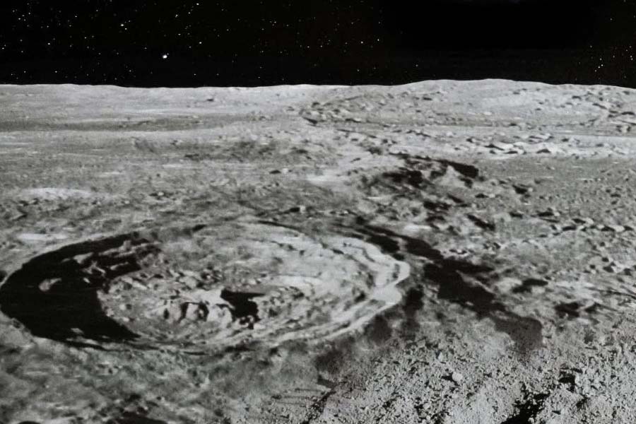 ইসরোর চেয়ারম্যান সোমনাথ পিটিআইকে জানান, রোভারে রয়েছে দু’টি যন্ত্র। ল্যান্ডারে রয়েছে তিনটি। এই যন্ত্রগুলি চাঁদের খনিজের গঠন, পরিবেশ, ভূকম্পনগত কার্যকলাপ পরখ করবে।