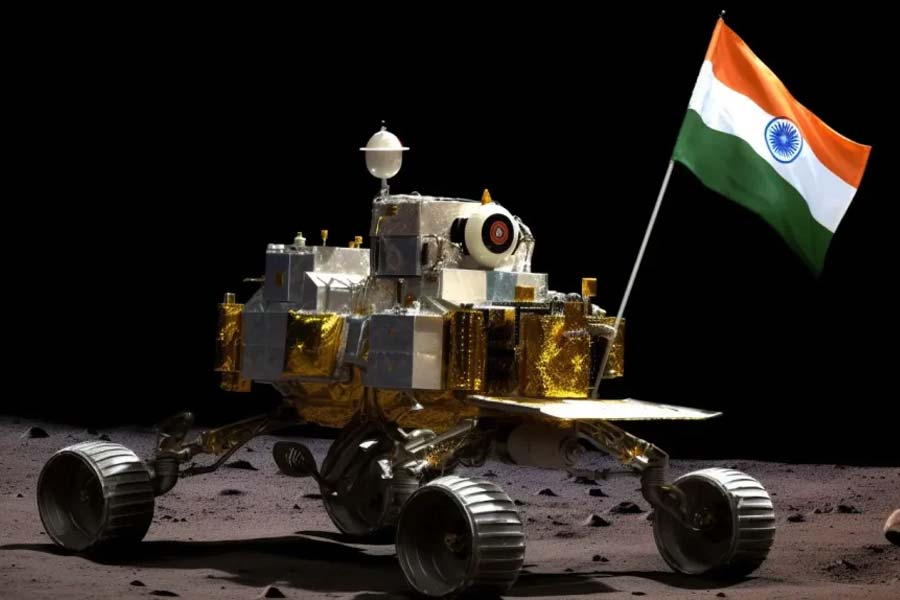 সোমনাথ এ-ও জানিয়েছেন, চাঁদের যে জায়গাকে চিহ্নিত করা হয়েছিল, সেখানেই নেমেছে ‘বিক্রম’। চাঁদের দক্ষিণ মেরুতে ৪.৫ কিলোমিটার দীর্ঘ এবং ২.৫ কিলোমিটার প্রশস্ত একটি এলাকায় ল্যান্ডার অবতরণ করবে বলে চিহ্নিত করা হয়েছিল। সেই এলাকার ৩০০ মিটারের মধ্যেই অবতরণ করেছে ল্যান্ডার। 