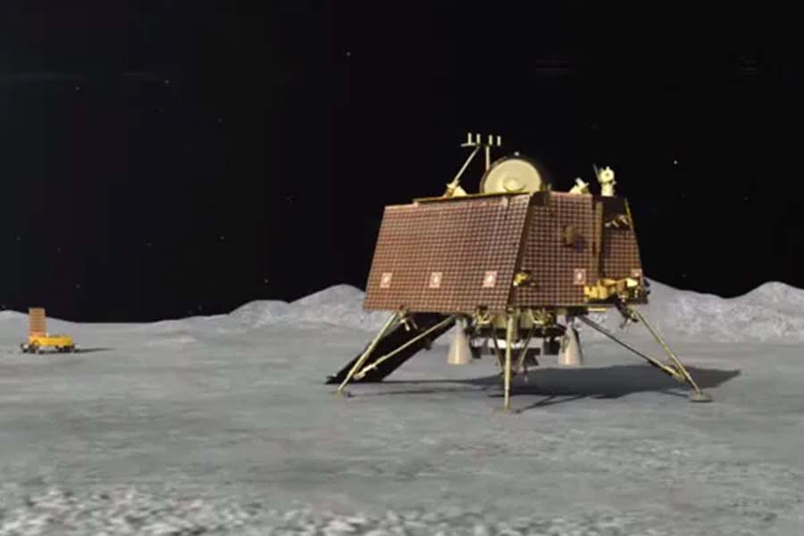 প্রজ্ঞান কিন্তু  পুরোপুরি স্বয়ংক্রিয় নয়। প্রয়োজনে পৃথিবী থেকে ইসরো তাকে নির্দেশ দিয়ে নিয়ন্ত্রণ করতে পারে। ল্যান্ডার বিক্রমের মাধ্যমে প্রজ্ঞানকে নির্দেশ পাঠায় ইসরো। তাই বিক্রমের ৫০০ মিটার চৌহদ্দির মধ্যেই সব সময় ঘোরাফেরা করবে প্রজ্ঞান। এমন ভাবেই তৈরি করা হয়েছে। নয়তো নির্দেশ পাবে না সে।