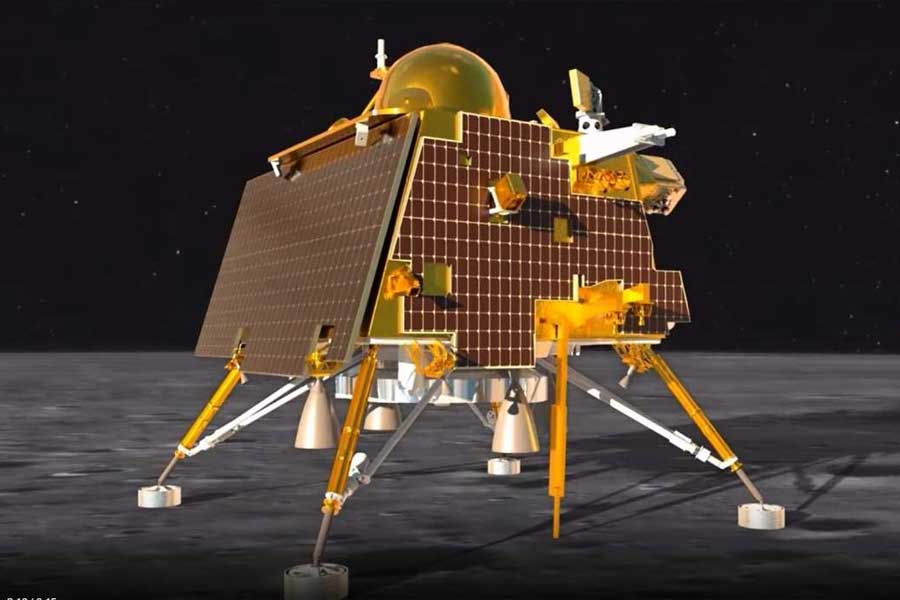 বুধবার সন্ধ্যা। ঘড়ির কাঁটায় তখন ৬টা ৪ মিনিট। পাখির পালকের মতোচাঁদের দক্ষিণ মেরুর মাটি ছুঁয়েছিল ভারতের মহাকাশ গবেষণা সংস্থা ইসরোর চন্দ্রযান ৩-এর ল্যান্ডার বিক্রম।