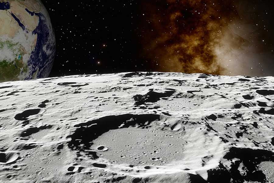 চাঁদের দক্ষিণ মেরুতে পৌঁছে ইতিহাসে নাম লিখিয়েছে ভারত। কিন্তু চন্দ্রযান-৩ পৌঁছনোর আগেই যে চাঁদের মাটিতে বলি তারকারা জমি কিনে রেখেছেন, তা জানেন কি?