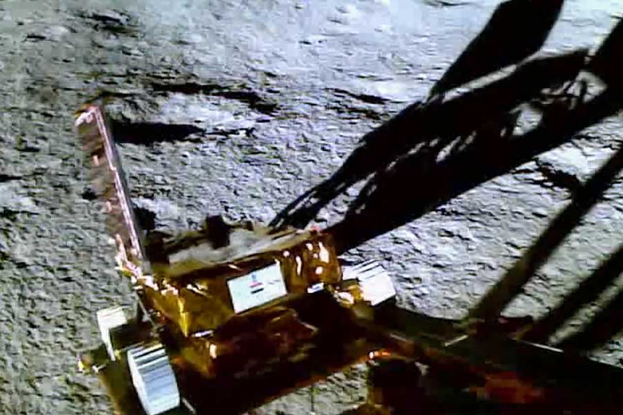 এমনকি ২০১৯ সালে চন্দ্রযান-২ চাঁদের যে জায়গায় ভেঙে পড়েছিল সে জায়গারও নামকরণ করলেন মোদী। প্রধানমন্ত্রী তার নাম দিলেন ‘তেরঙা’।  তৃতীয় চন্দ্রযানের সাফল্যের জন্য ২৩ অগস্ট দিনটিকে ‘জাতীয় মহাকাশ দিবস’ হিসাবেও ঘোষণা করেন তিনি।