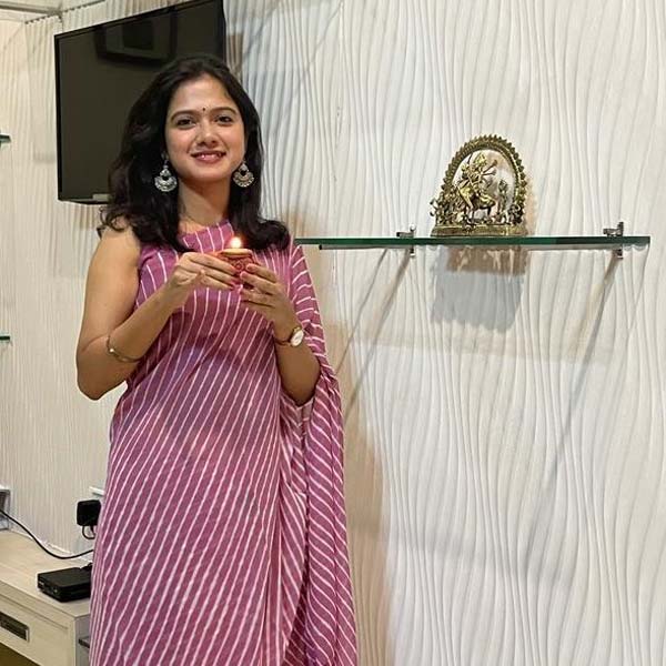 গত ফেব্রুয়ারি মাসে দেশের সমস্ত সংবাদমাধ্যমেই প্রকাশিত হয় তাঁকে নিয়ে সেই খবর। শিরোনাম ছিল, ‘‘টিনা দাবির পর আরও এক মহিলা আইএএস অফিসার দ্বিতীয় বার বিয়ে করছেন।’’ 