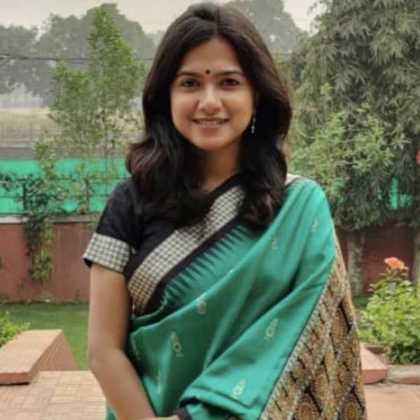 এর পর দ্বিতীয় বার প্রেমে পড়েন অনন্যা। এই দ্বিতীয় জনও আইএএস অফিসার। দু’জনেই একই রাজ্যের দুই জেলার জেলাশাসক। এখানেও টিনার সঙ্গে তাঁর মিল। স্বাভাবিক ভাবেই খবরে সেই প্রসঙ্গ উঠেছিল। প্রকাশ্যে এসেছিল অনন্যা এবং তাঁর স্বামী চঞ্চল রানার ব্যক্তিগত জীবন। 