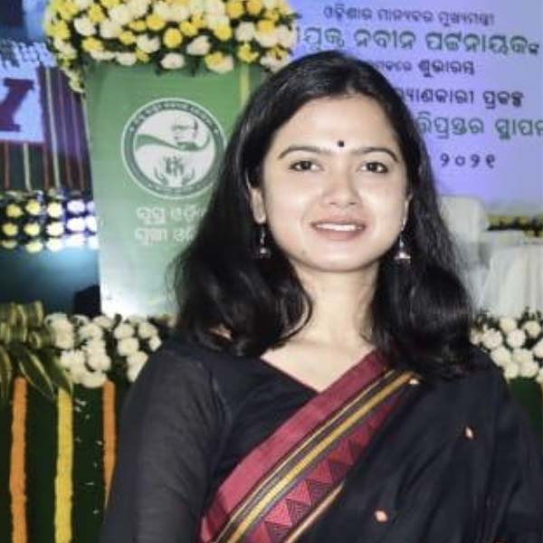 বছর কয়েক আগে আলাপ হয় দু’জনের। গত ফেব্রুয়ারিতে বাগ্‌দান হয় অনন্যা এবং চঞ্চলের। মে মাসে বিয়ে করেন দু’জনে। তাঁদের বিয়ের অনুষ্ঠানের ছবিও ভাইরাল হয়েছিল সমাজমাধ্যমে। 