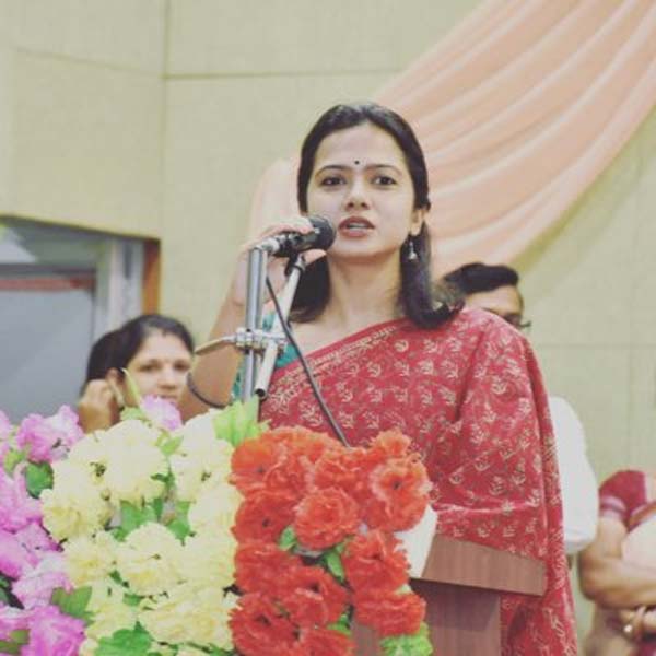 বিয়ে, সম্পর্কের জন্য বার বার খবরে আসা এই আইএএস কর্তার জীবনে কিন্তু কৃতিত্বের কমতি নেই। ইউপিএসসি পরীক্ষায় প্রথম বার বসে প্রথম বারেই পাশ করেন। 