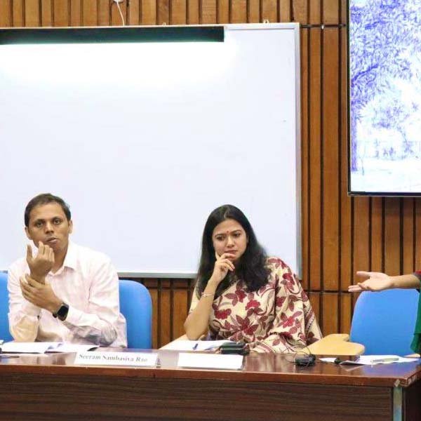 শুধু তা-ই নয়, ইউপিএসসিতে অনন্যার প্রাপ্ত নম্বর ছিল ৯৯৪। গোটা দেশের লক্ষ লক্ষ পরীক্ষার্থীকে পিছনে ফেলে ১৬তম স্থান অধিকার করেছিলেন তিনি। তা-ও প্রথম চেষ্টাতেই। 