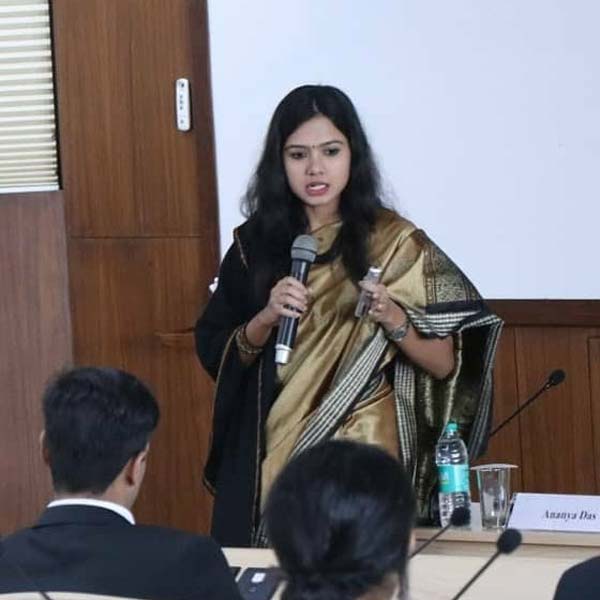 বাবা অসিতবরণ দাস রাষ্ট্রায়ত্ত ব্যাঙ্কের অবসরপ্রাপ্ত কর্মী। বদলির চাকরির জন্য ছোটবেলায় প্রায়ই স্কুল বদলেছে অনন্যার। গুয়াহাটি ছাড়াও পটনা এবং কলকাতার স্কুলে পড়েছেন তিনি। মাদ্রাজের আইআইটি থেকে কম্পিউটার সায়েন্স নিয়ে পাশ করার পর অর্থনীতিতে স্নাতকোত্তর পড়তে রাজস্থানে যান।