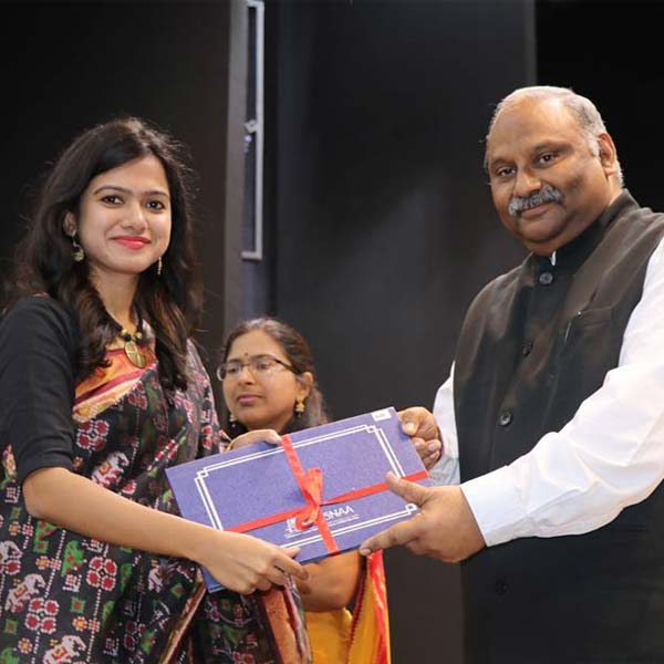 অনন্যা জানিয়েছেন, চাকরি করতে ভাল লাগছিল না তাঁর। তাই চাকরি ছেড়ে দেওয়ার সিদ্ধান্ত নেন। টুকটাক সমাজসেবামূলক কাজ করতেন। এর পর ঠিক করেন দেশের সংস্কারের কাজ করবেন।