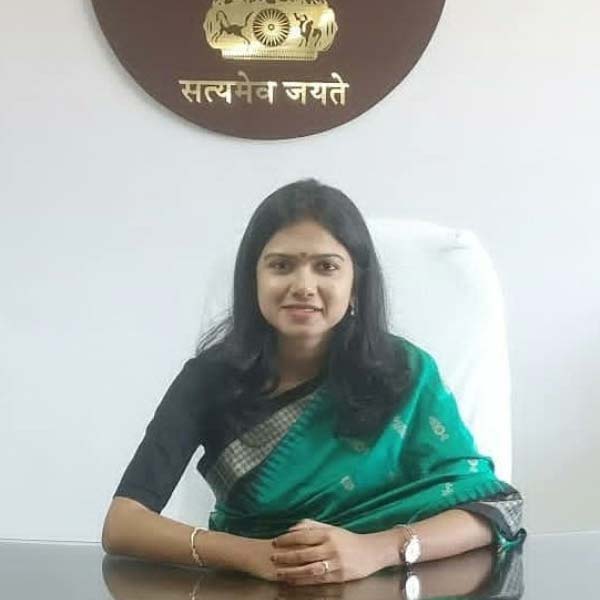 নামী সংস্থার চাকরি আচমকাই ছেড়ে দেন। শুরু করেন সরকারি আমলা হওয়ার পরীক্ষা ইউপিএসসির জন্য প্রস্তুতি। অনেকেই সেই সময় অনন্যার চাকরি ছাড়ার সিদ্ধান্তের সমালোচনা করেছিলেন। অনন্যা তাতে কান দেননি।