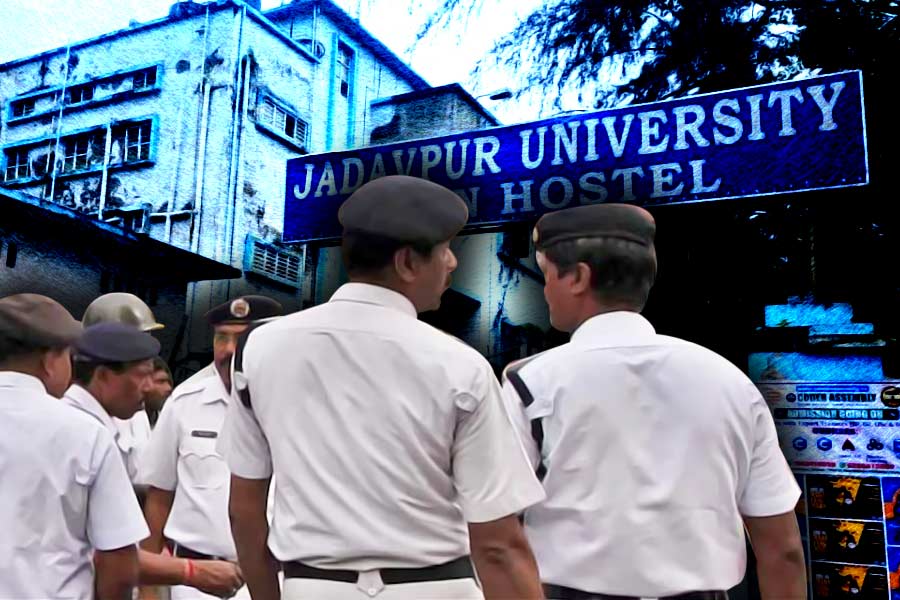 Kolkata Police sources said another two students of Jadavpur may attached on the case of pretend Police