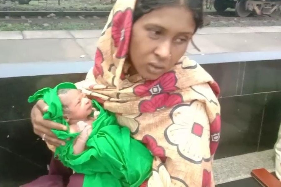 Woman gives birth in Murarai Station